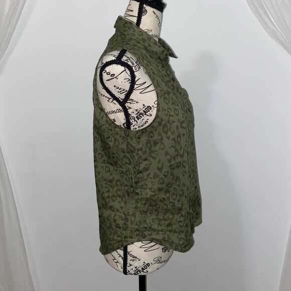 H&M Sleeveless Heart Print Button Down Shirt - Picture 4 of 13